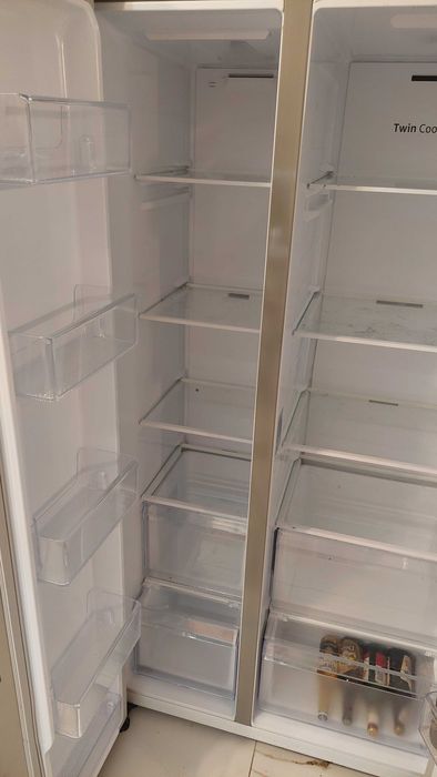 Półki i szuflady balkonik plyta agregat do lodówki Samsung RS66A8100S9