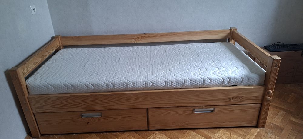 Продам два ліжка односпальних