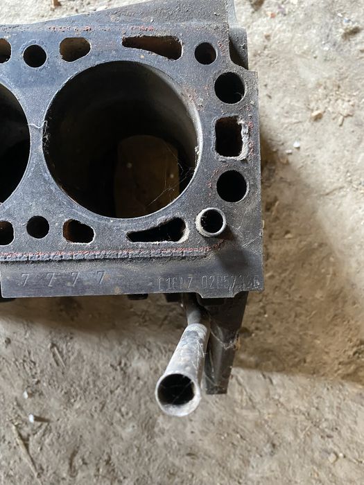 Блок циліндрів з поршнями опель вектра А 1.6