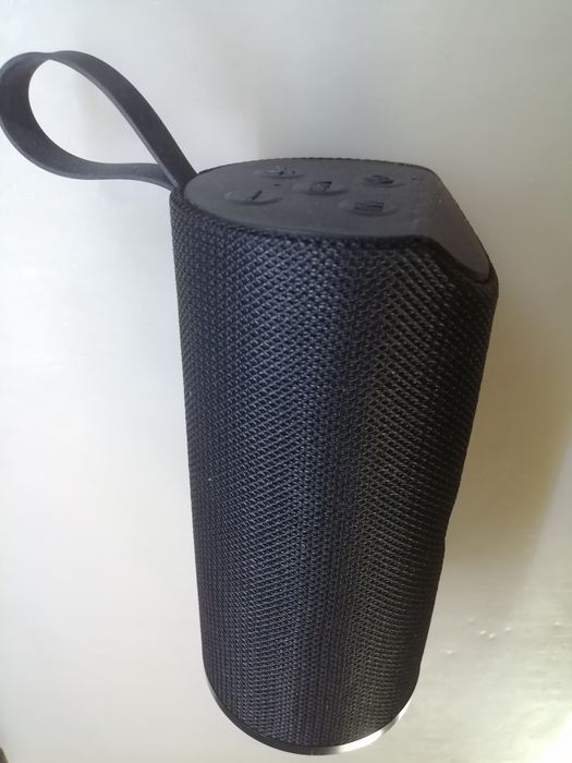 Портативная Bluetooth колонка с радио (FM) и встроенным микрофоном.