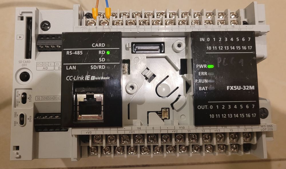 Mitsubishi FX5U-32MT DSS Sterownik PLC uszkodzony na  części