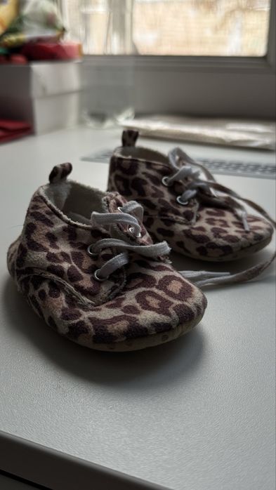 Взуття для дівчинки.