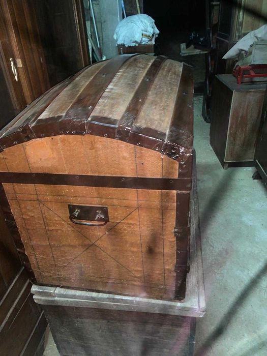 Baú  antigo em madeira e ferro