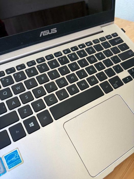 ASUS ZenBook 13 i7 / SSD / Portátil leve e rápido