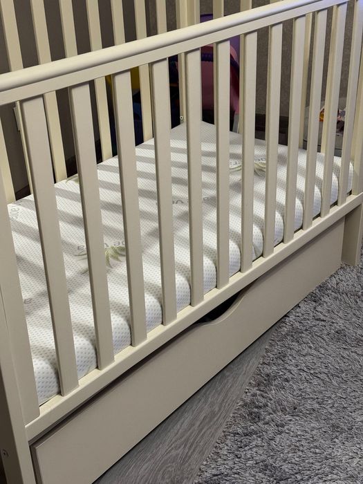 Дитяче ліжечко з матрацом