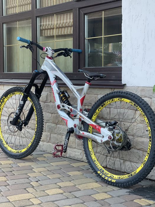 Yt tues 2015 M limited