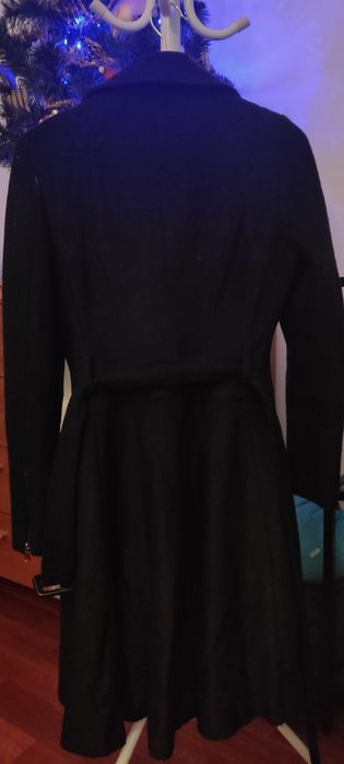 Czarny płaszcz Next z paskiem i rozkloszowanym dołem