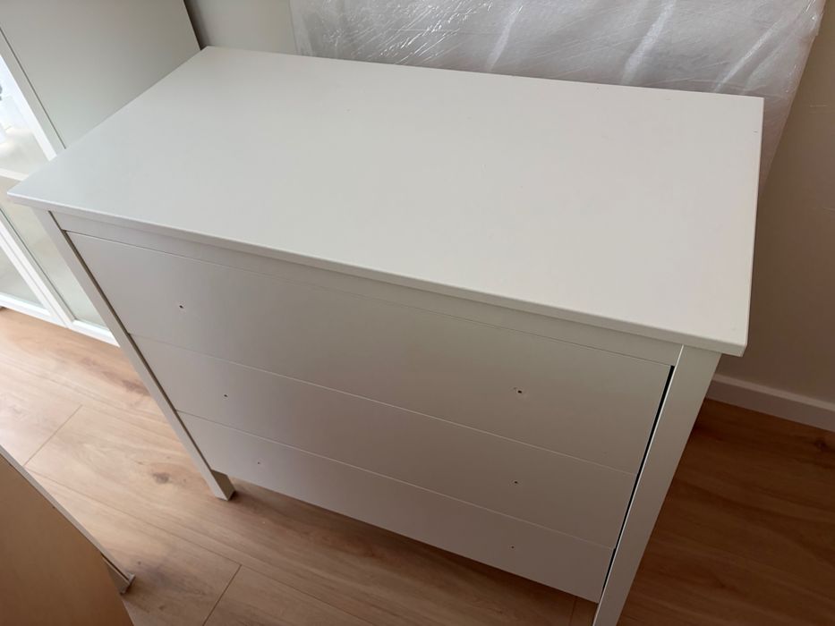 Cómoda IKEA branca