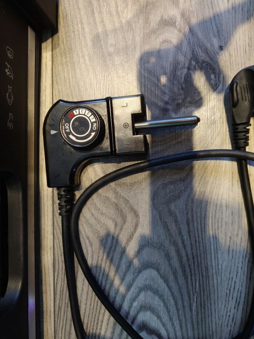 Grill elektryczny Raven EGE001N z powłoką marmurową