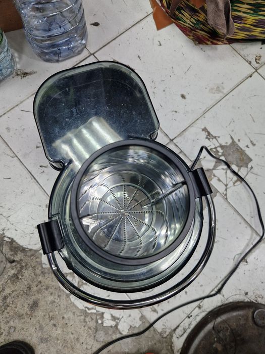 Máquina de sumos naturais (centrifugadora)