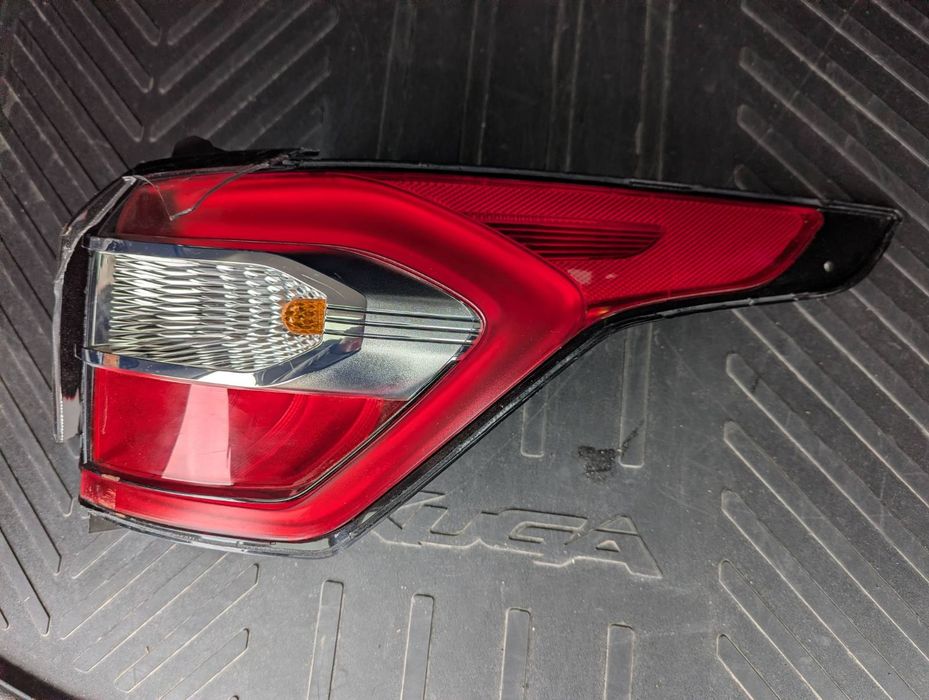 Продам правий задній ліхтар Ford Kuga