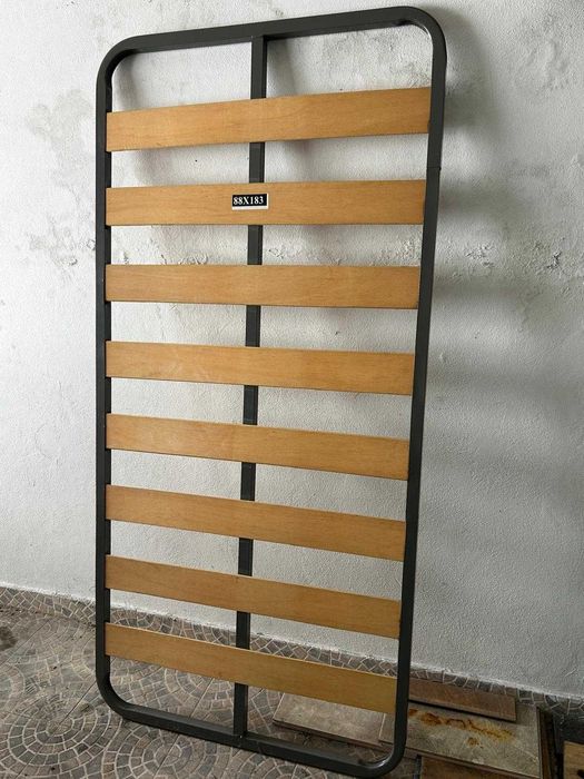 Estrados de cama 90x190 – ferro e madeira (Muito bom estado)