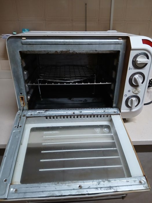 Forno eléctrico. Branco. Funciona  muito bem.