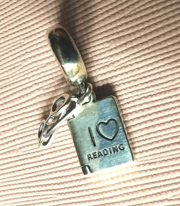 Nowa zawieszka charms Pandora Lubię czytać