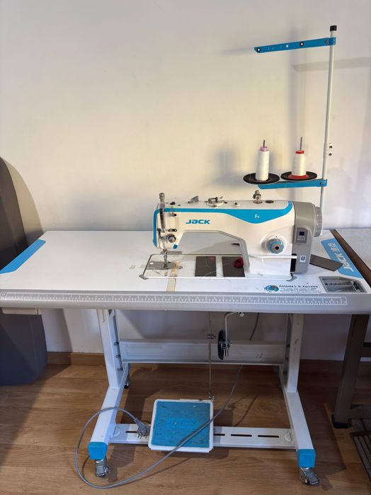 Máquina de Costura Industrial JACK F4 com Mesa e Pedal