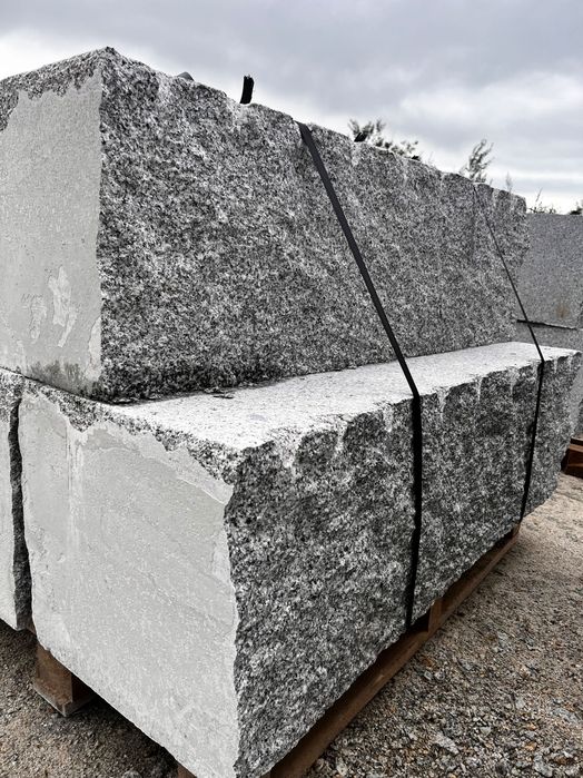 bloki granitowe surowo łupane producent
