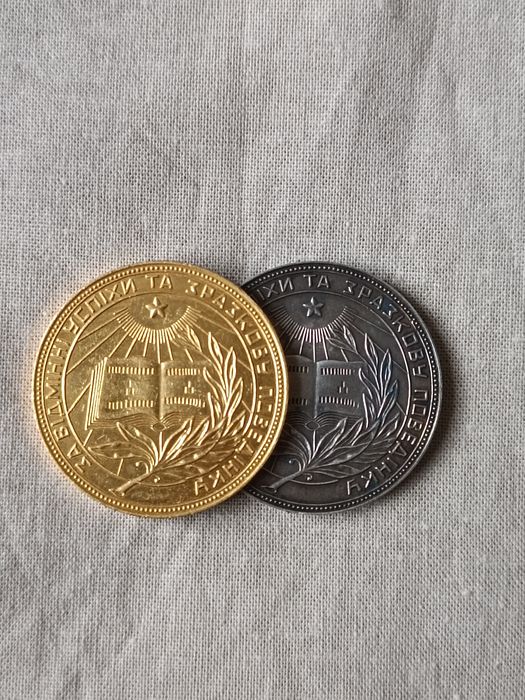 Золотая монета школьная