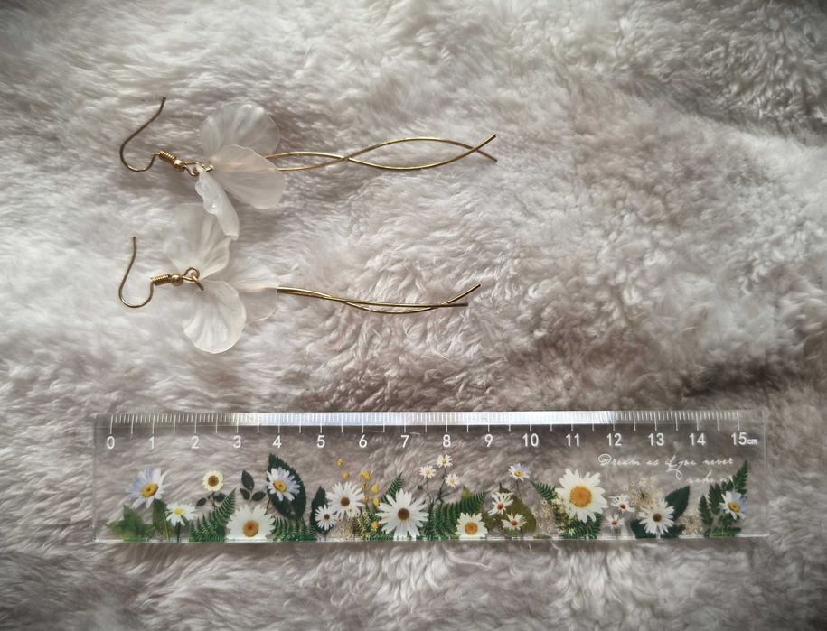 Kolczyki wiszące z białymi kwiatami, płatki kwiatów