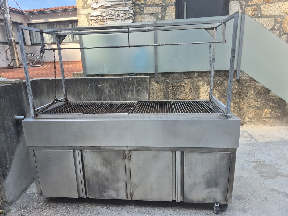 Churrasqueira a carvão está disponível