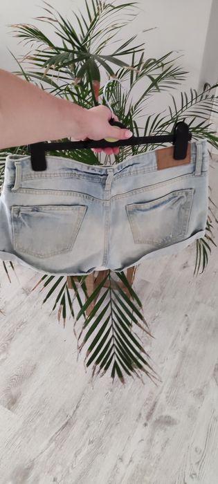 Krótkie jeansowe spodenki H&M, rozmiar 38 (M).