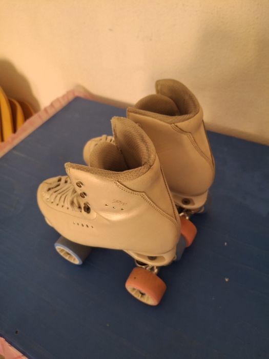 Patins para patinagem artistica.