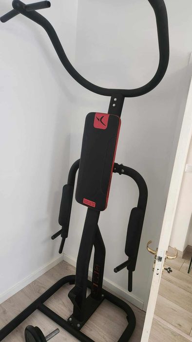 Ginásio, várias máquinas de musculação