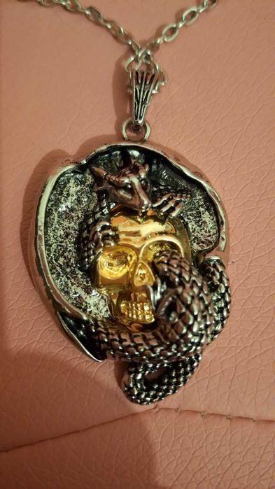 Aneis e colares de caveira