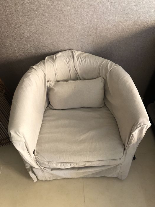 Sofa 1 lugar, creme, com uma almofada, usado