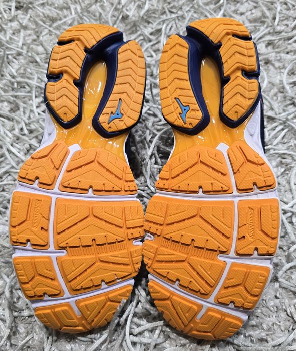 Шикарние кросівки mizuno wave ultima 10.