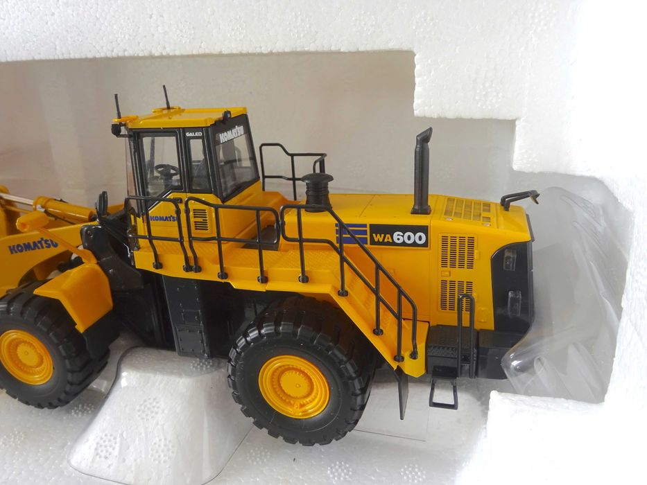 1:50 Universal Hobbies Komatsu WA600 Carregadora
