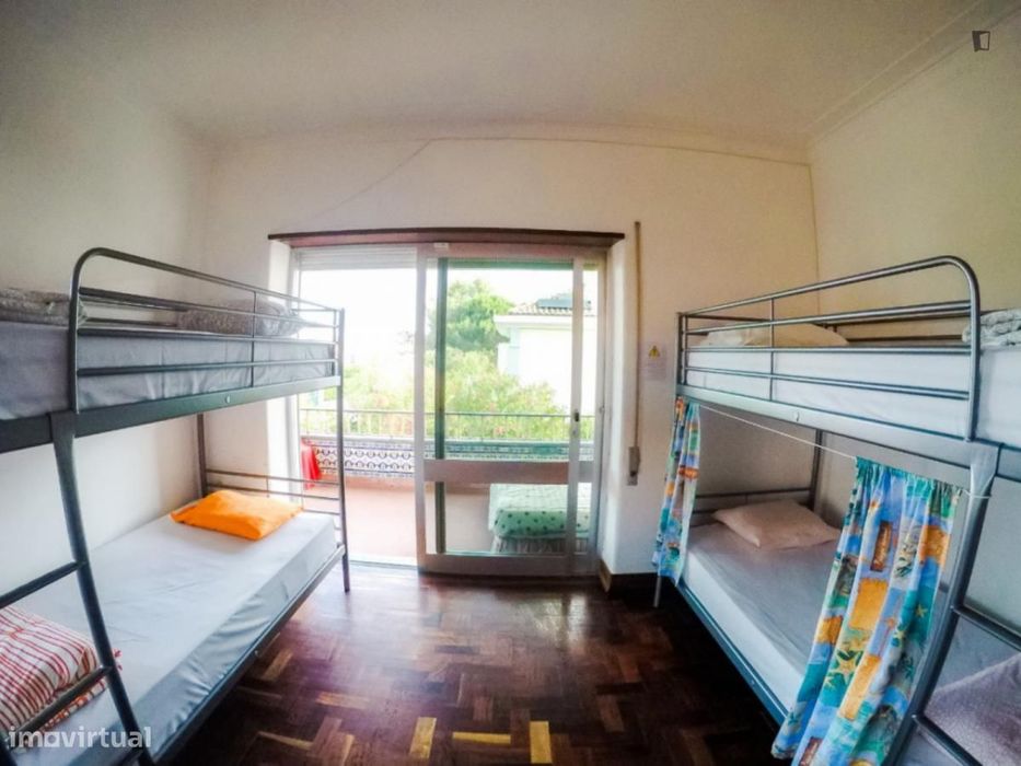 Cama - localizado em Carcavelos Lisbon
