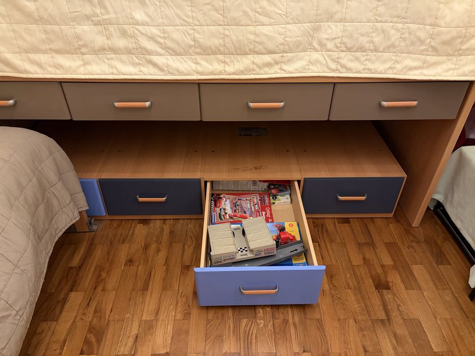 Cama dupla de solteiro com gavetões