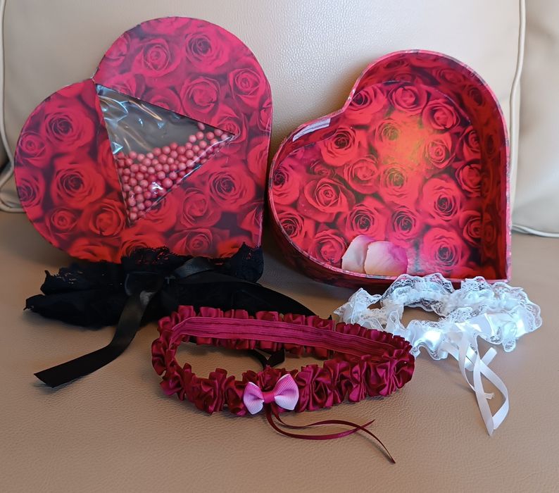 Ligas em caixa forma de coração. 3 ligas