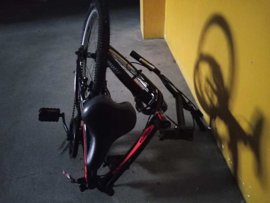Bicicleta de passeio p/ adultos, articulada e em estado de novo.