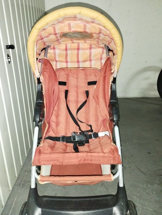 Carrinho de bebê com ovo