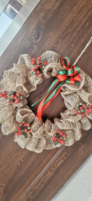 Wianek świąteczny na drzwi z juty