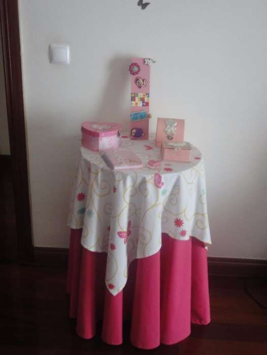 Cortinado com Bandas com Flores e Borboletas e Sanefa Forrada