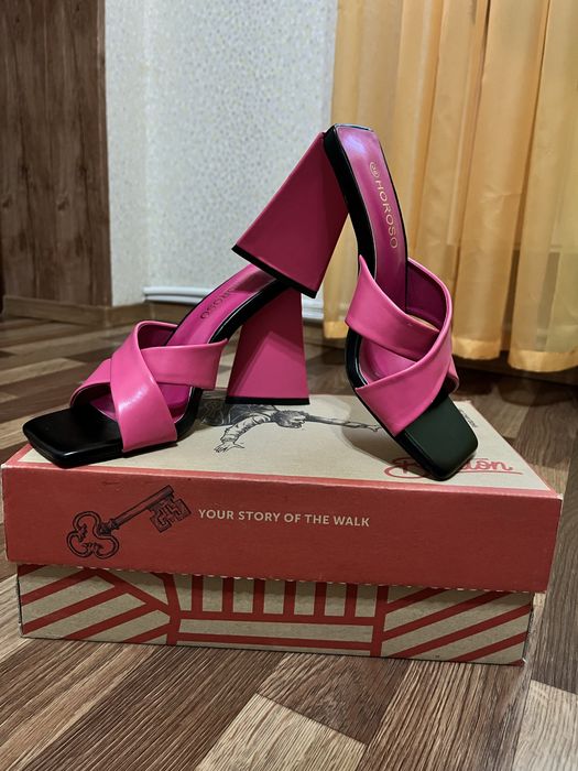 Рожеві босоніжки на каблуку, розмір 38, елегантні та зручні для свят