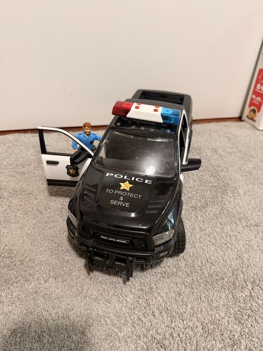 Bruder Policyjny Dodge RAM 2500 z figurką