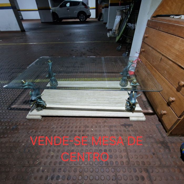 Mesa de centro com base em pedra