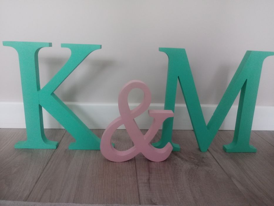 Drewniane litery inicjały K& mięta róż 25 cm