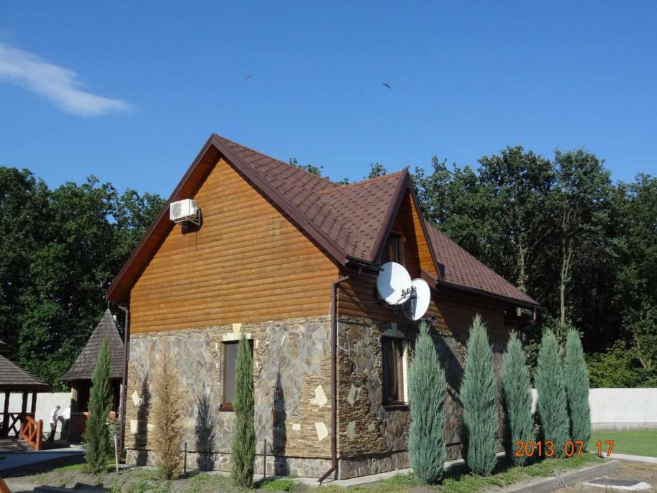 Продам усадьбу в Орловщине (3 дома на участке 40 соток)бассейн, беседка, камин