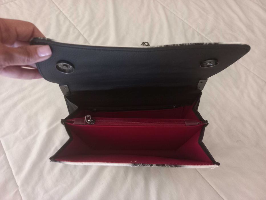 Mala tiracolo efeito pele de cobra