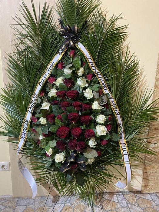 Вінок із живих троянд гвоздики рози квітів доставка