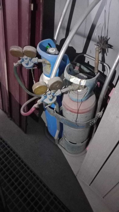 Bilha de oxigenio e outra para soldar com manometros