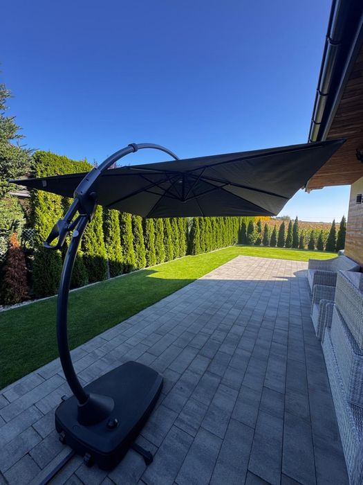 Ogromny parasol ogrodowy z podstawą na kółkach