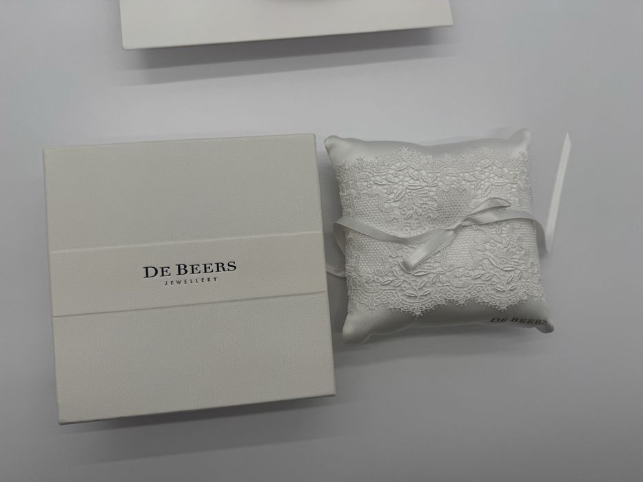 Весільна коробок ,подушечка для обручок парних колечок De Beers,Де бірс..Оригінал.