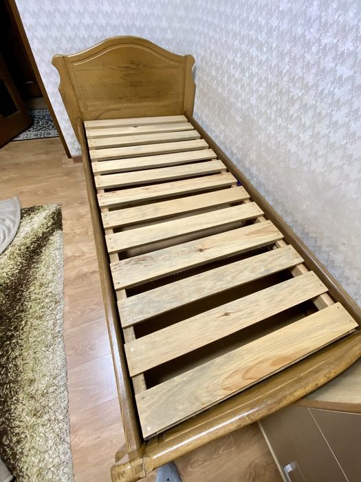 Продам односпальне ліжко з матрасом