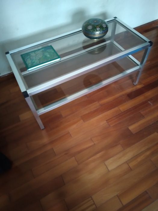 Duas cadeiras e uma cómoda robusta