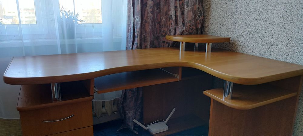 Narożne biurko z szufladami.